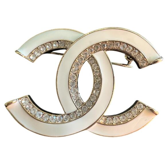 Chanel White Enamel and Crystal CC Brooch Autumn/Pre-Fall 2023 (CCXX008) - Picture 1 of 5